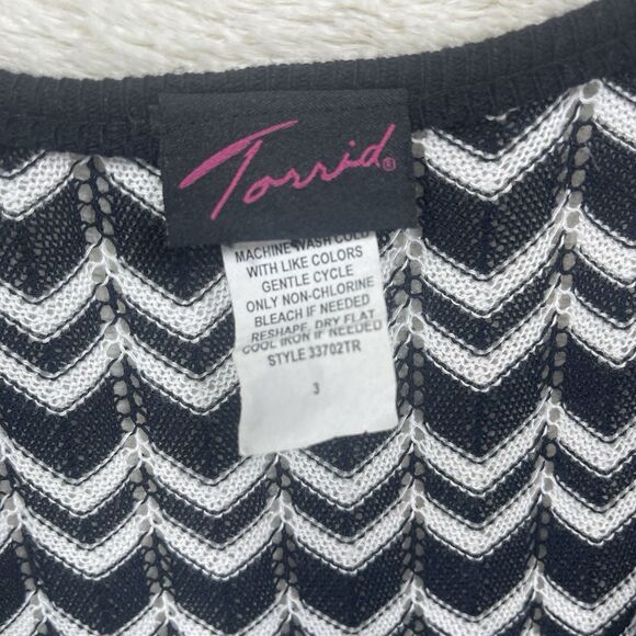 Torrid Y2K Black White Top Plus Size 3X Short Sleeve Perforated Semi Open Knit - Picture 10 of 11